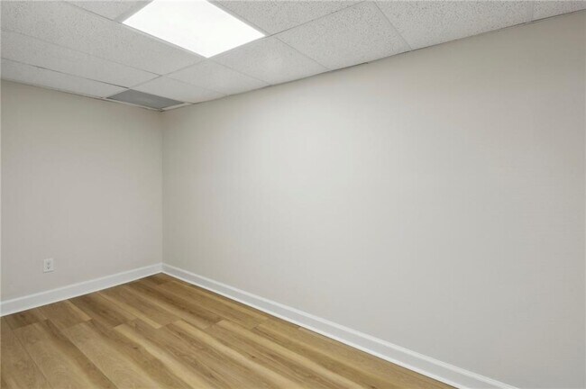 Building Photo - 545 Woodman Pl