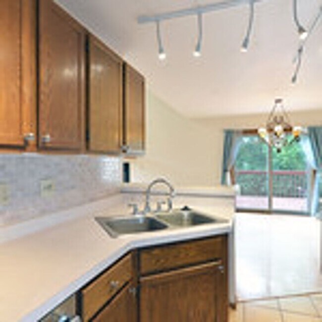 Building Photo - 144 Primrose Ct