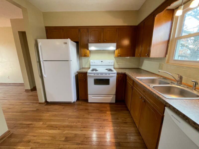 Building Photo - 3727 NE Colonial Dr