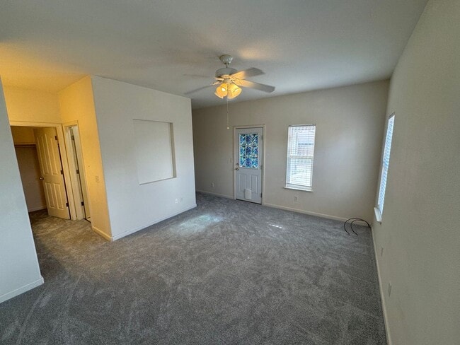 Building Photo - Quiet Home on Cul-De-Sac Available now!!