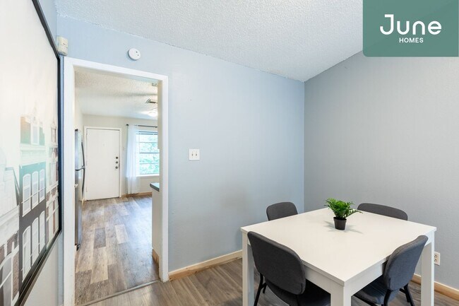 Building Photo - Queen room in 3-bed/1.5-bath Home