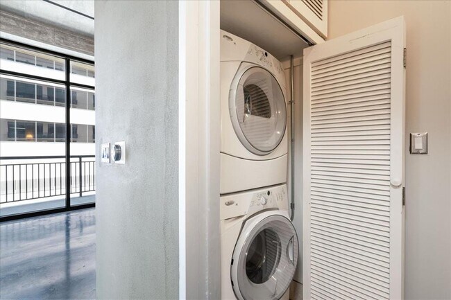 Building Photo - 311 W 5th St