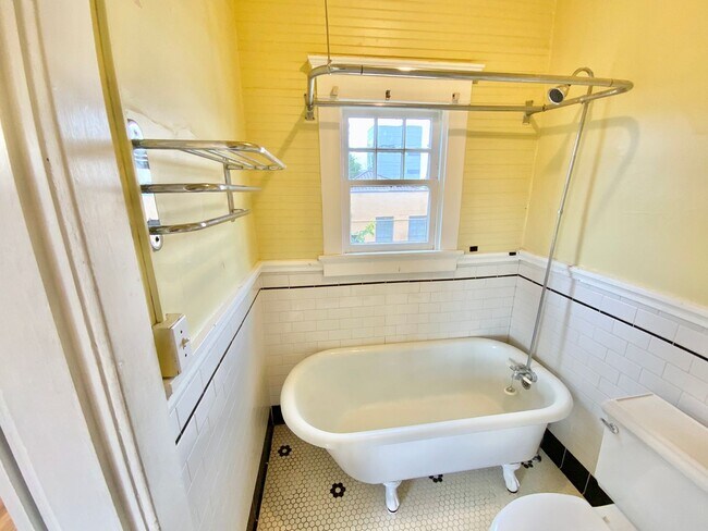 Building Photo - Unique Vintage 1 Bedroom 1 Bath Apartment ...