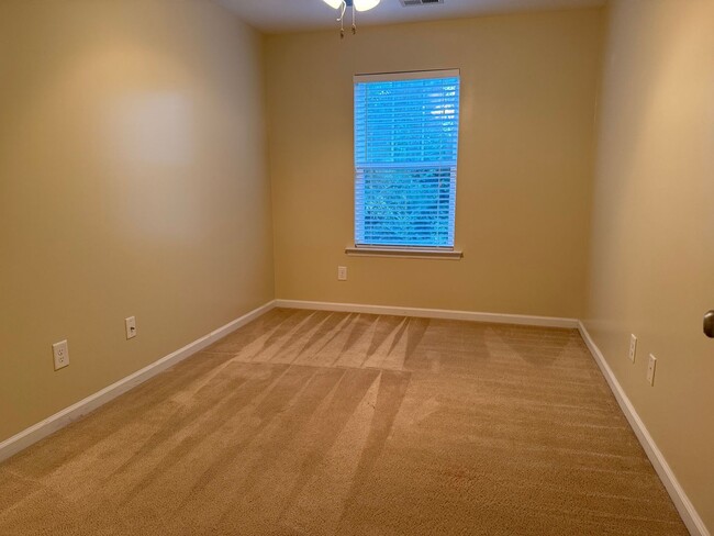 Building Photo - Raleigh Townhome Convenient to I440 & I540...