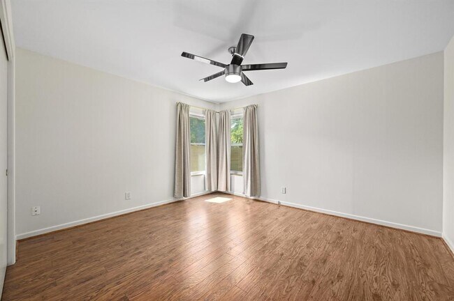 Building Photo - 1607 Glencrest Dr