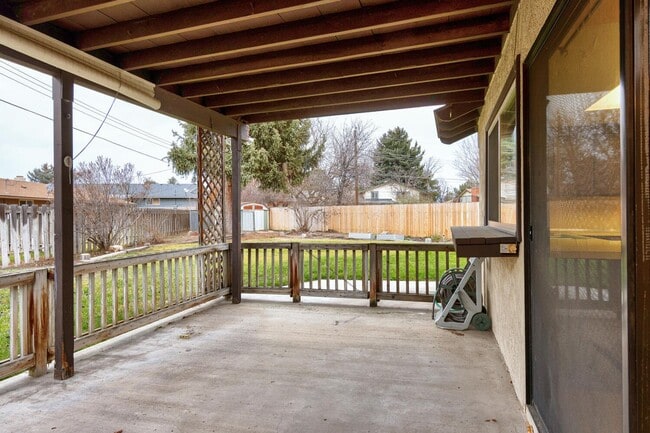 Building Photo - Charming Residence in a Prime Location 3bed/2bath