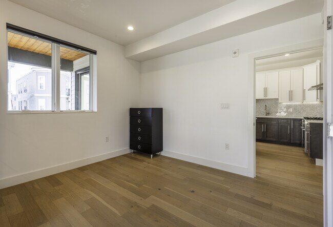 Building Photo - 946 Saratoga St