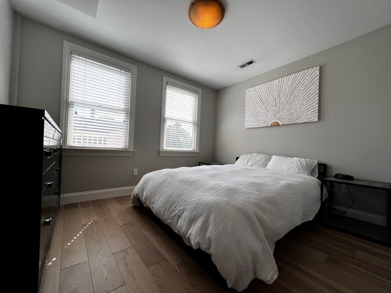 Building Photo - 10 Symmes St