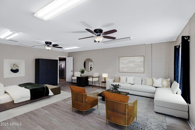 Building Photo - 110 W Del Rio Dr