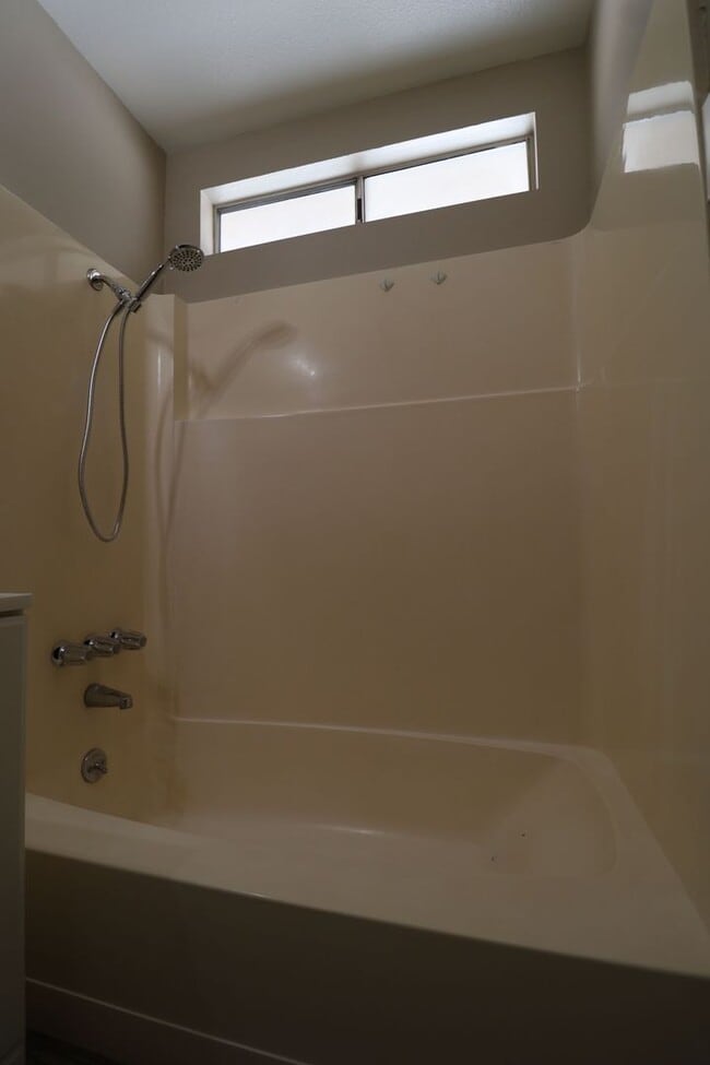 Building Photo - 442 W Moyer Ave