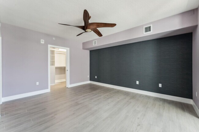 Building Photo - 111 SE 1st Ave