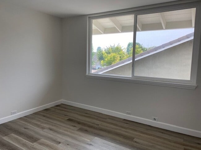 Building Photo - Welcome to this beautiful 4 bedroom home in the highly desirable "Port Streets" of Newport Beach