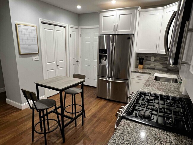 Building Photo - 2556 Main St