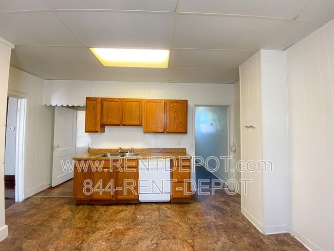 Building Photo - 412 E Riverside Dr