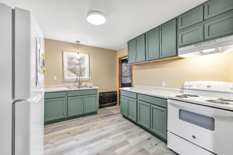 Primary Photo - 105 N Metonga Ave