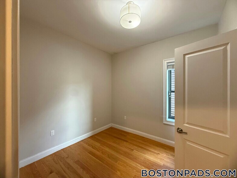 Building Photo - 151-153 Meridian St.