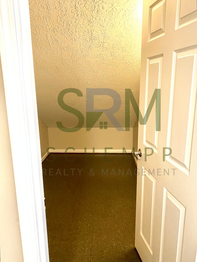 Building Photo - Spacious Second Floor 1BR in Portland