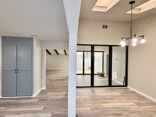 Building Photo - Windcrest Beauty for Rent!