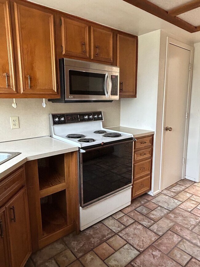 Building Photo - Two Story Townhouse in Esmond Estates