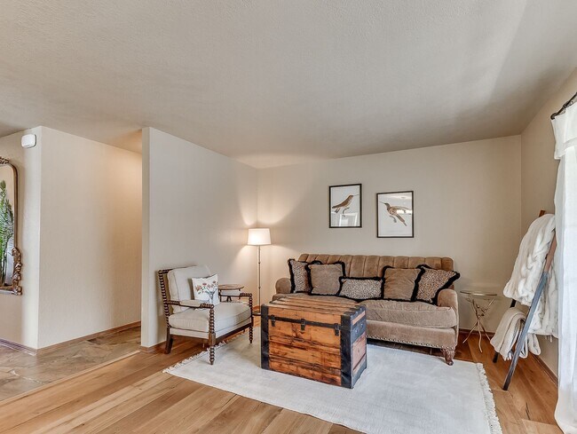 Building Photo - Fully Furnished Short Term Rental