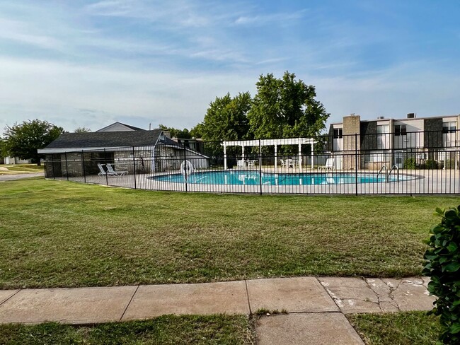 Building Photo - Condo with Pool!