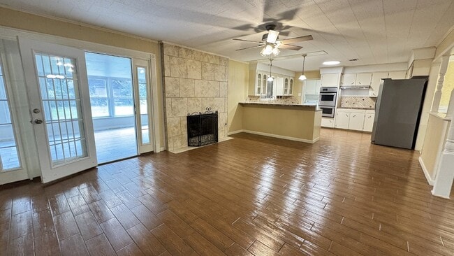 Building Photo - 402 Maridale Dr