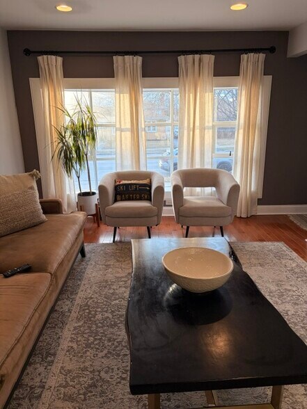 Living Room - 4605 Prairie Ave