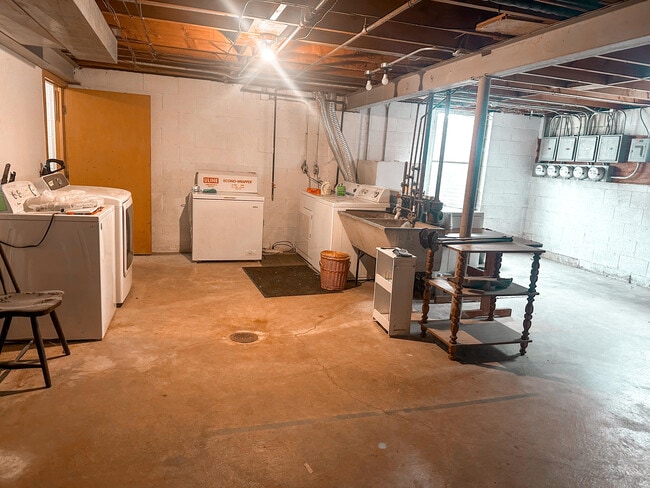 Building Photo - 3832 Wyoming Way