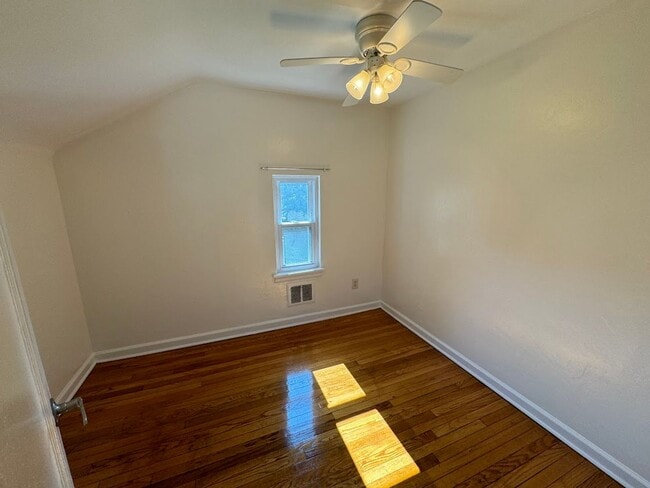 Building Photo - Completely Updated, Open , Quiet House in Oakmont!