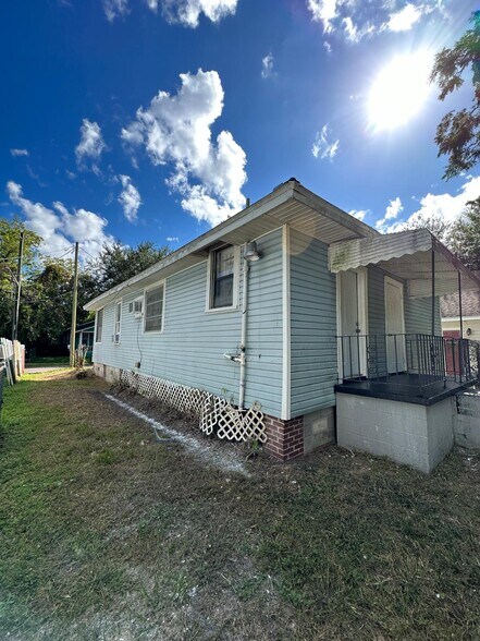 Building Photo - 1555 W 7th St