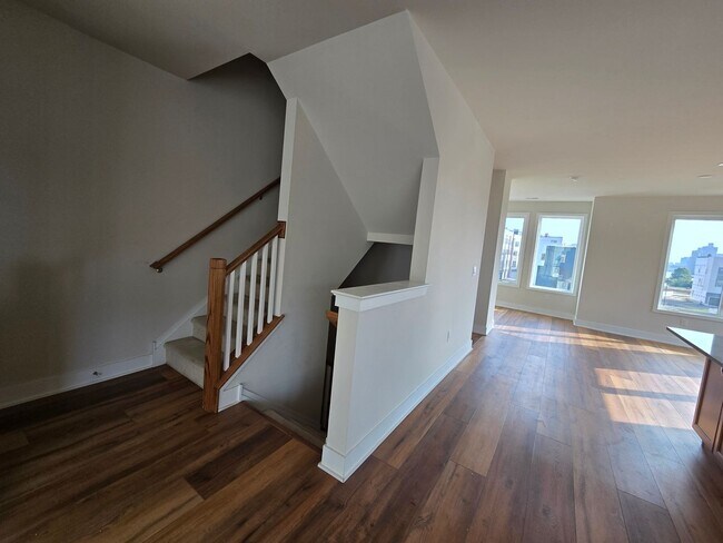 Building Photo - Gorgeous 3BD/2.5BA Waterfront Townhome!