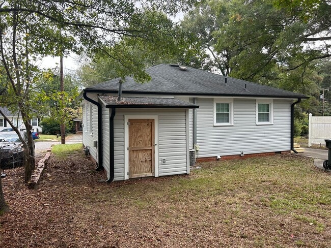 Building Photo - Beautiful Remodeled Two Bedroom House Near...