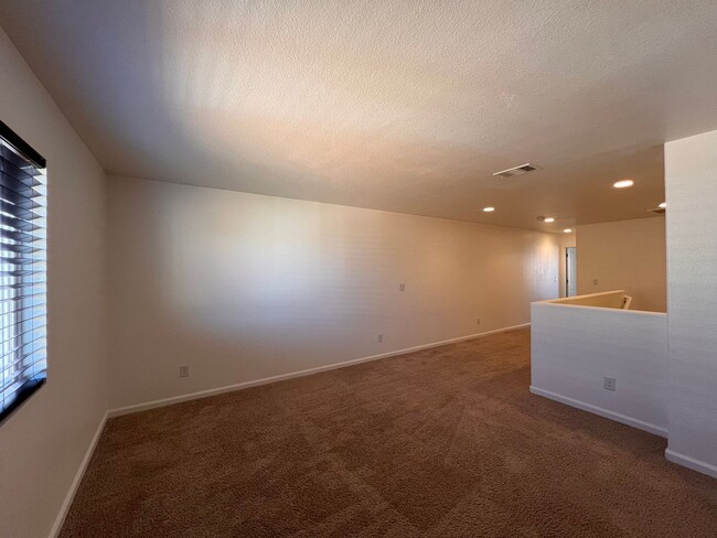 Building Photo - Luxurious 4 bedroom 3 bath family home in ...
