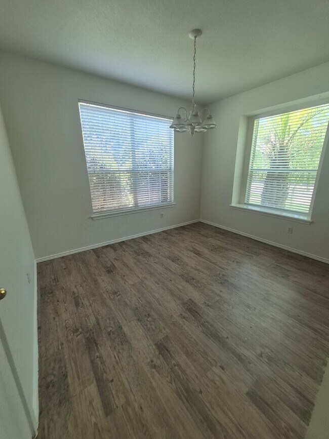 Building Photo - Spacious 3 bd home in a wonderful community.