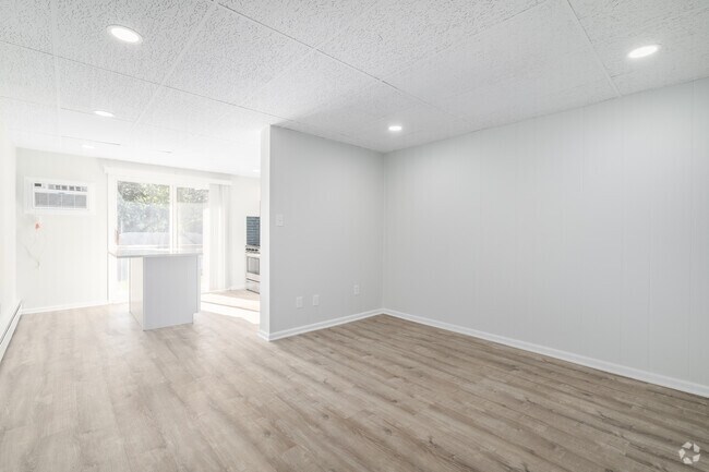 1BR, 1BA - 650SF Living Room - Oakwood Manor
