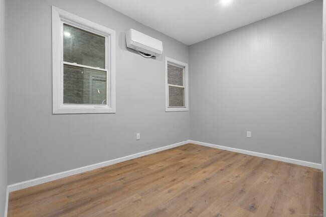 Building Photo - 140 Grand St