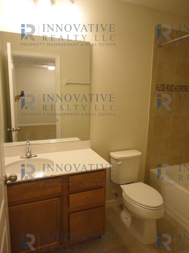 Building Photo - 3BR/2.5BA Town Home in Aloma Trails Commun...