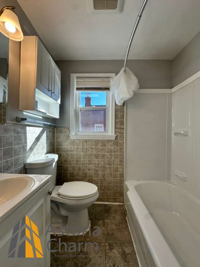 Building Photo - 3 Bedroom Home with Finished Basement, Parking, and Fenced Yard