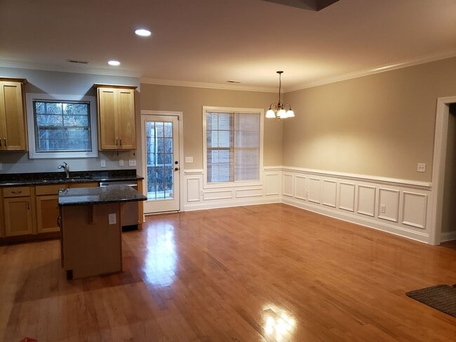 Building Photo - ~ COMPASS POINTE ~