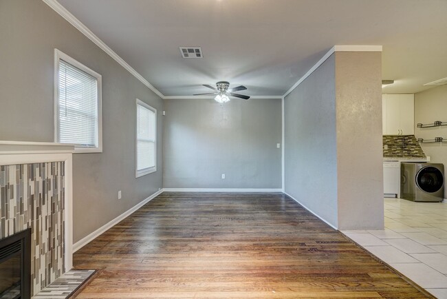 Building Photo - Stylish 1-Bedroom Gem Near Midtown & Plaza...