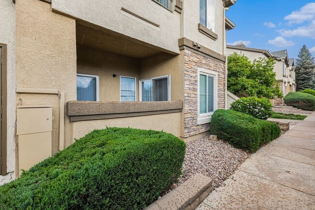 Building Photo - 2 bedroom Condo ,Gated community  Hillsbor...