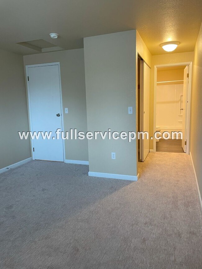 Building Photo - Great Find!!Spacious, condo w/ master