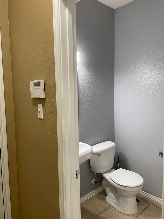 Building Photo - Available Now! Spacious & Well-Maintained ...
