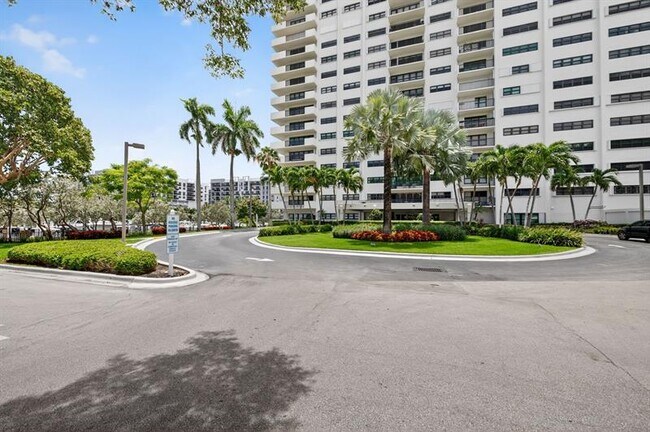 Building Photo - 3200 Port Royale Dr N