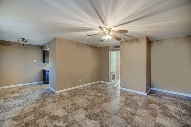 Building Photo - 3301 W Loma Ln