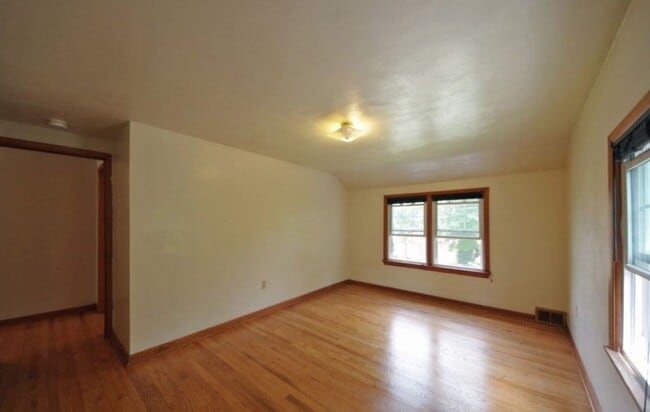 Building Photo - Sparks Street Duplex