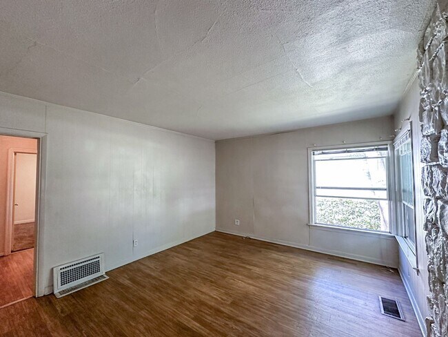 Building Photo - 5 Bedrooms and 3 Bathrooms!