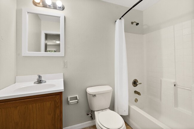 Building Photo - Spacious 3 Bedroom 2 Bath Duplex in Pine G...