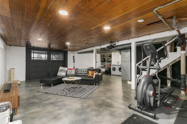 Building Photo - 3 bedroom, 2 bath gorgeous home now available by Mt. Tabor Park in SE Portland!