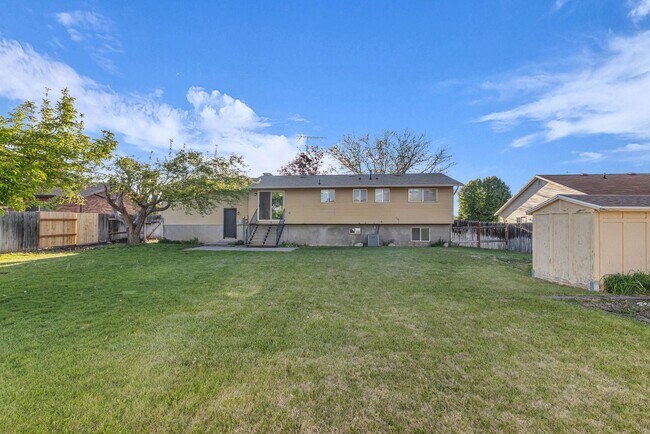 Building Photo - Spacious 5 Bed in Riverdale with Large Yard